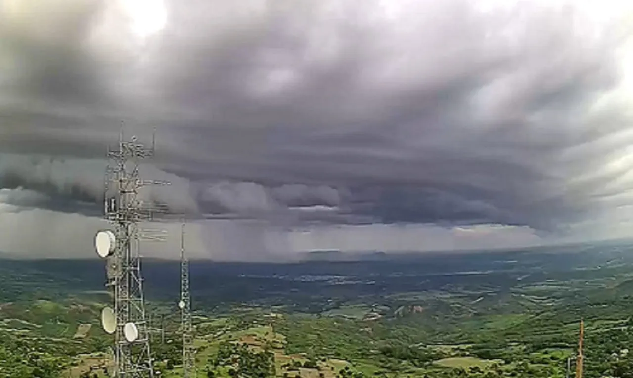 a imagem mostra a forma&ccedil;&atilde;o de chuva intensa e ventos em uma cidade do Nordeste